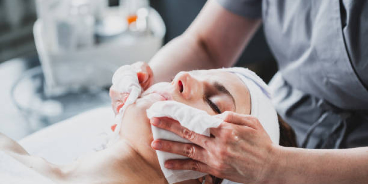 Step-by-Step Process of Deep Cleansing Facial in Riyadh