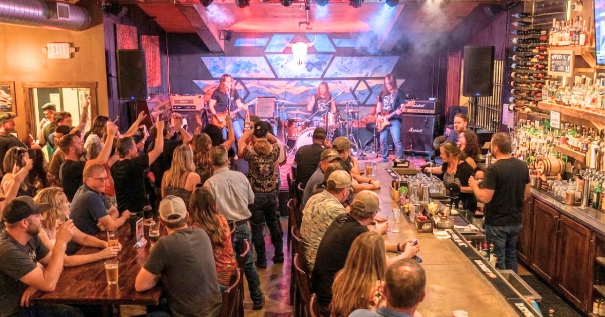 Top 7 Best Bars With Live Music Near You for Great Drinks & Spring Night Entertainment