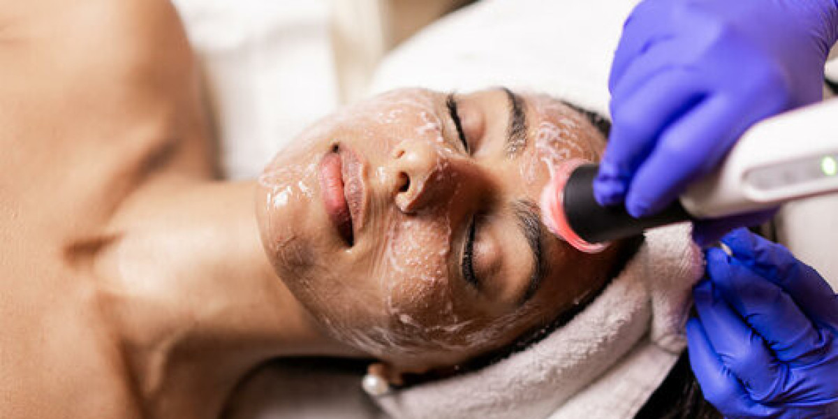 الفرق بين إبر النضارة وإبر التبييض: أيهما الأنسب لبشرتك؟