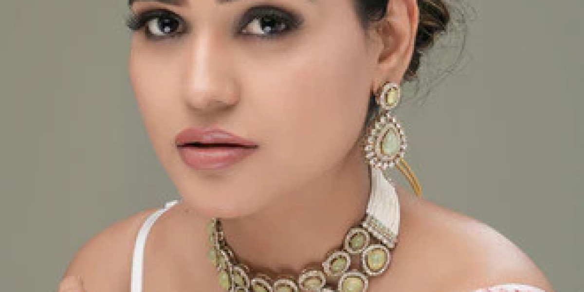 Why Are Modern Necklace Designs Becoming So Popular in Online Jewelry Fashion Today?